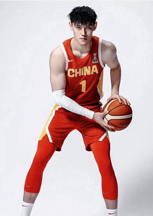 李京龙：根本没法比 杨瀚森站的台阶更高 曾凡博签篮网是商业运作