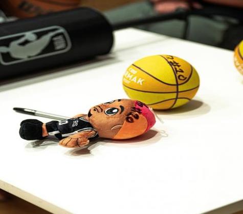 又改回来了?马刺队记晒出索汉训练时用双手罚球的照片