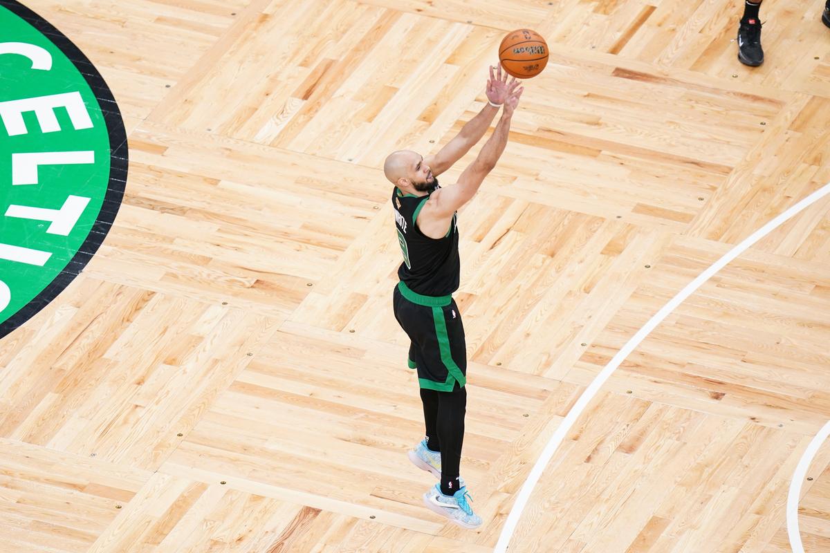 手感不佳!德里克-怀特18投仅5中拿到15分4板4助 三分11中3