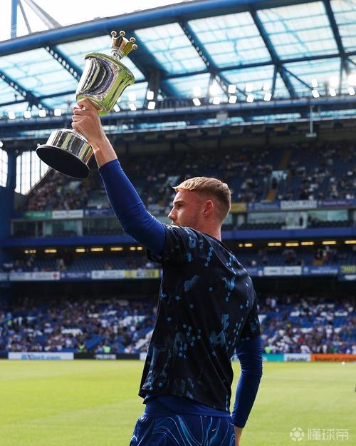 俱乐部百次出场，切尔西为帕尔默等五名球员颁发纪念礼物