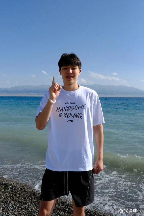 球队主持人：杨瀚森今天让人眼前一亮 不过有时他显得脱节和疲惫