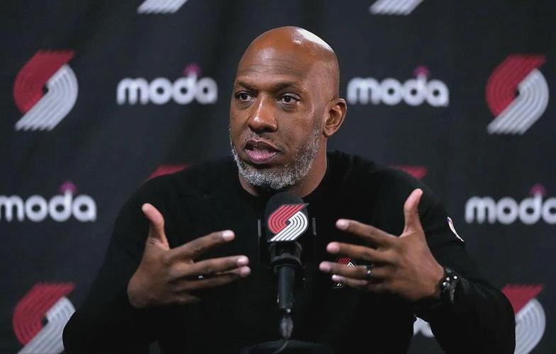 详细阅读:霍勒迪:刚到开拓者时比卢普斯帮了我大忙 听到他被捕我们都惊了 霍勒迪:刚到开拓者时比卢普斯帮了我大忙 听到他被捕我们都惊了