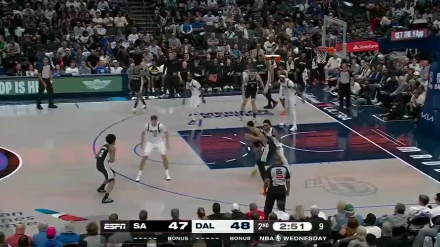 危险了！文班低位要位扬手打翻布克 被吹进攻犯规&本场第4次犯规