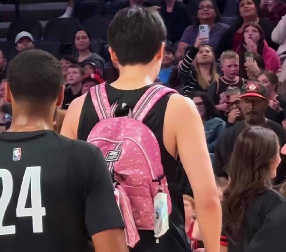 详细阅读:主场迎战湖人!开拓者众将赛前入场穿搭 小杨夹克卫衣+粉色小书包 主场迎战湖人!开拓者众将赛前入场穿搭 小杨夹克卫衣+粉色小书包