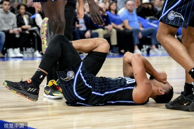 详细阅读:小卡:我在最后的防守中扭伤了脚踝 明天看情况再决定能不能打 小卡:我在最后的防守中扭伤了脚踝 明天看情况再决定能不能打