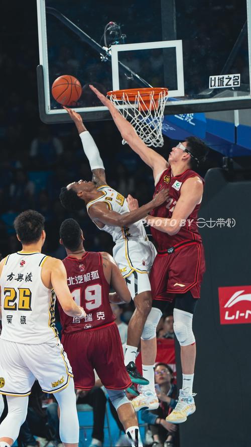 详细阅读:豪华两双!周琦12投9中砍下24分18篮板 豪华两双!周琦12投9中砍下24分18篮板