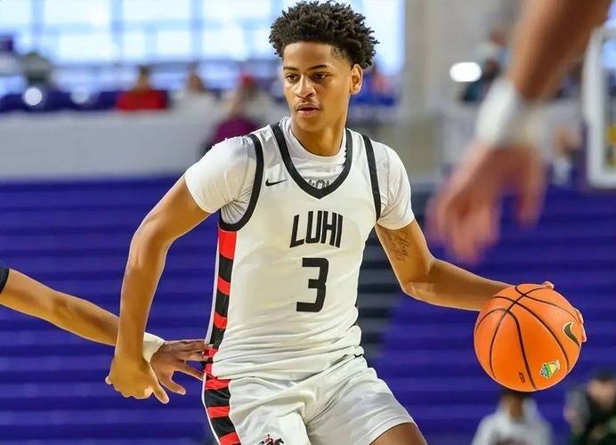 详细阅读:甜瓜儿子基扬大学首秀15分!詹姆斯:好样的小侄子 向你致敬🫡 甜瓜儿子基扬大学首秀15分!詹姆斯:好样的小侄子 向你致敬🫡