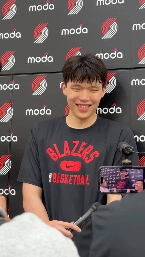 详细阅读:队记:开拓者&混音队共用一个训练馆 杨瀚森所谓下放只是一起训练 队记:开拓者&混音队共用一个训练馆 杨瀚森所谓下放只是一起训练