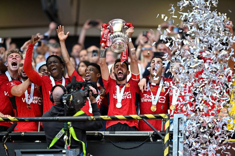 德里赫特社媒晒庆祝照：艰难的比赛，感谢曼联球迷们的支持