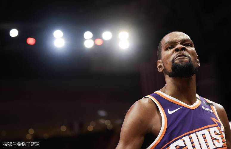 休斯敦主持人:最近很多人谴责KD的交易 他今天用表现打脸质疑者