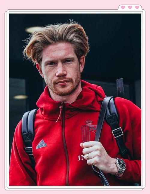 心系球队！比利时取胜即出线，34岁德布劳内拄双拐现身球队更衣室