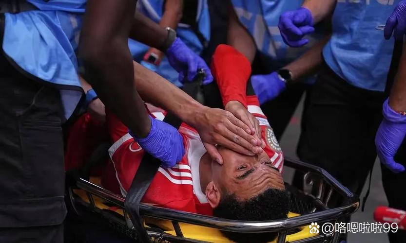 全卧底😂伊斯科被队友踢伤后，乌得勒支门将出击又膝盖爆头队友